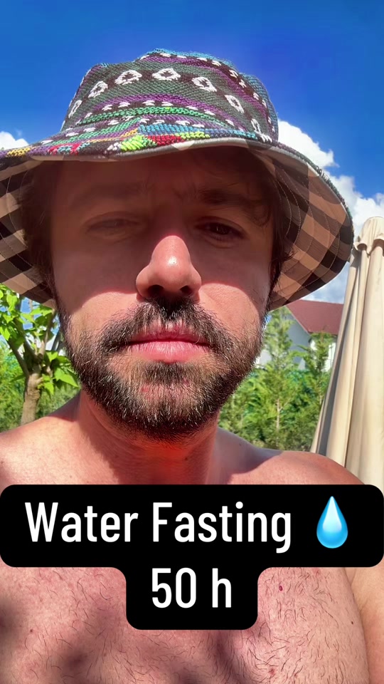 Eduard outdoors in a patterned bucket hat, speaking about his experience at fifty hours of fasting.