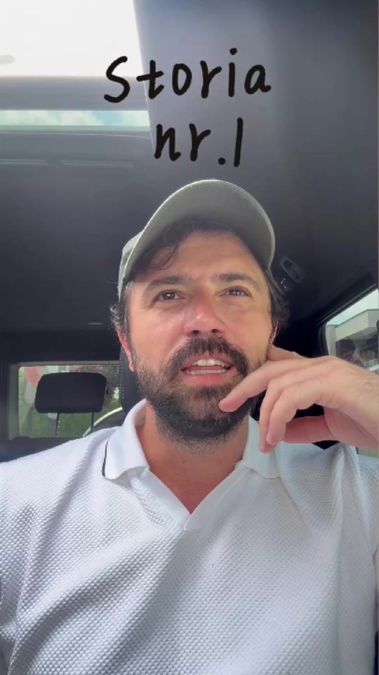 Eduard in a car wearing a cap and white polo, with the text Storia nr.1 above him.