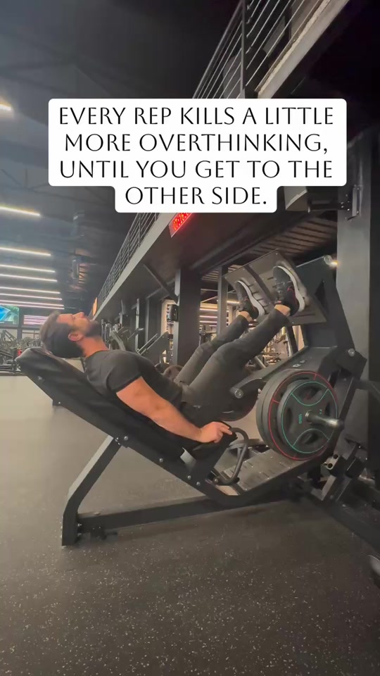 Eduard using a leg-press machine beneath the original caption about repetitions and overthinking.