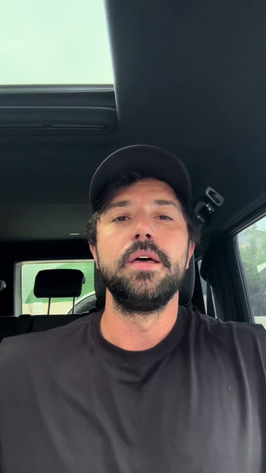 Eduard in a black cap inside a vehicle, discussing Kosovo’s €100 payments and public services.