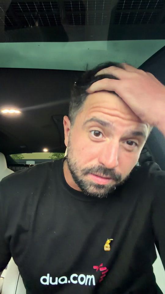 Original video thumbnail of Eduard in a black dua.com shirt, speaking with a hand on his forehead.