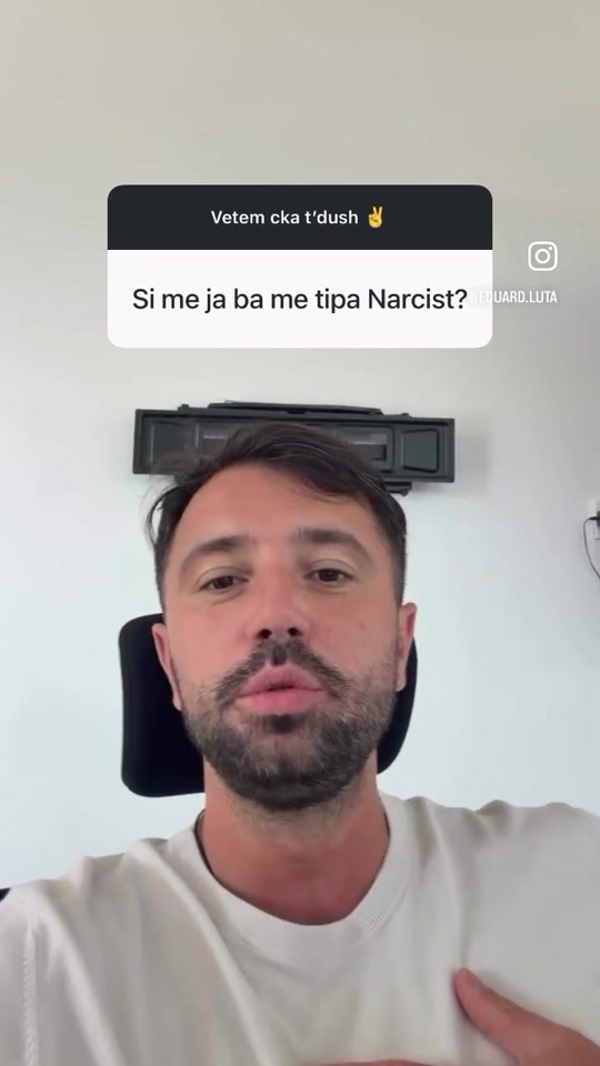 Eduard answering a viewer’s question about narcissistic people, shown above him in the original video.